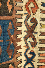 Lade das Bild in den Galerie-Viewer, Vintage Anatolian Esme Kilim   173x267 cm .
