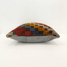 Lade das Bild in den Galerie-Viewer, Vintage Kilim Cushion
