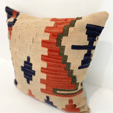 Lade das Bild in den Galerie-Viewer, Vintage Kilim Cushion
