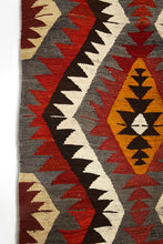 Lade das Bild in den Galerie-Viewer, Vintage Anatolian Kilim   146x257 cm .
