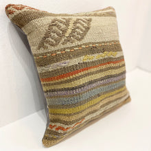 Lade das Bild in den Galerie-Viewer, Vintage Kilim Cushion
