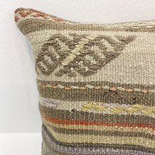 Lade das Bild in den Galerie-Viewer, Vintage Kilim Cushion
