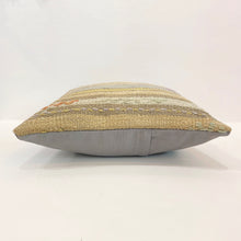 Lade das Bild in den Galerie-Viewer, Vintage Kilim Cushion
