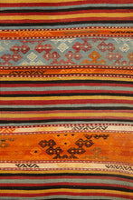 Lade das Bild in den Galerie-Viewer, Vintage Anatolian Cicim Kilim   174x267 cm .
