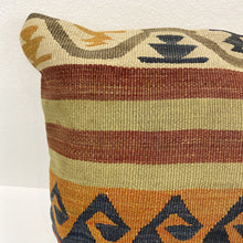 Lade das Bild in den Galerie-Viewer, Vintage Kilim Cushion
