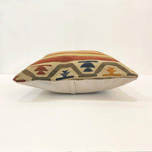 Lade das Bild in den Galerie-Viewer, Vintage Kilim Cushion
