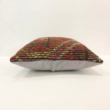 Lade das Bild in den Galerie-Viewer, Vintage Kilim Cushion

