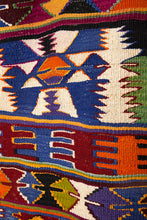 Lade das Bild in den Galerie-Viewer, Vintage Anatolian Kilim   104x140 cm .
