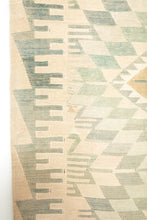 Lade das Bild in den Galerie-Viewer, Vintage Anatolian Kilim  190x321 cm
