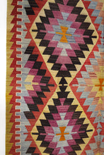 Lade das Bild in den Galerie-Viewer, Vintage Anatolian Kilim  147x270 cm .
