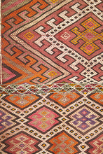 Lade das Bild in den Galerie-Viewer, Vintage Anatolian Kilim  107x117 cm
