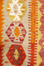 Lade das Bild in den Galerie-Viewer, Vintage Anatolian Kilim  138x192 cm .
