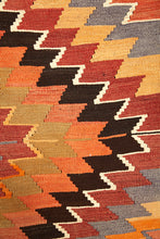 Lade das Bild in den Galerie-Viewer, Vintage Anatolian Kilim  159x318 cm .

