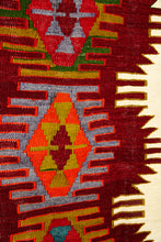 Lade das Bild in den Galerie-Viewer, Vintage Anatolian Mut Kilim  110x151 cm .
