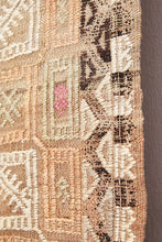 Lade das Bild in den Galerie-Viewer, Vintage Anatolian Kilim  152x218 cm
