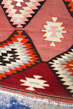 Lade das Bild in den Galerie-Viewer, Vintage Anatolian Kilim  174x312 cm .
