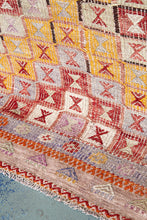Lade das Bild in den Galerie-Viewer, Vintage Anatolian Kilim  185x278 cm .
