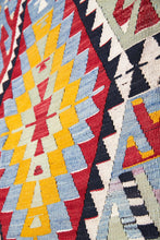 Lade das Bild in den Galerie-Viewer, Vintage Anatolian Kilim  188x257 cm
