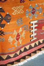 Lade das Bild in den Galerie-Viewer, Vintage Anatolian Kilim  175x258 cm .
