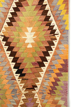 Lade das Bild in den Galerie-Viewer, Vintage Anatolian Kilim  132x224 cm .
