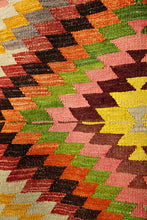 Lade das Bild in den Galerie-Viewer, Vintage Anatolian Kilim  186x301 cm .
