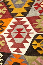 Lade das Bild in den Galerie-Viewer, Vintage Anatolian Tavas Kilim  121x171 cm .
