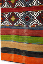 Lade das Bild in den Galerie-Viewer, Vintage Anatolian Kilim  128x146 cm .

