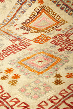 Lade das Bild in den Galerie-Viewer, Vintage Anatolian Runner Kilim  91x357 cm .
