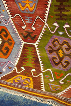 Lade das Bild in den Galerie-Viewer, Vintage Anatolian Barak Kilim  150x171 cm .
