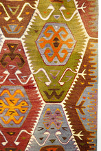 Lade das Bild in den Galerie-Viewer, Vintage Anatolian Barak Kilim  150x171 cm .
