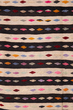 Lade das Bild in den Galerie-Viewer, Vintage Anatolian Kilim 160x215 cm .
