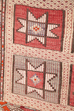 Lade das Bild in den Galerie-Viewer, Vintage Anatolian Kilim 124x176 cm .
