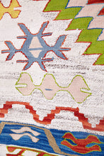 Lade das Bild in den Galerie-Viewer, Vintage Anatolian Kilim 117x168 cm .
