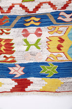 Lade das Bild in den Galerie-Viewer, Vintage Anatolian Kilim 117x168 cm .
