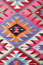 Lade das Bild in den Galerie-Viewer, Vintage Anatolian Kilim  115x186 cm .
