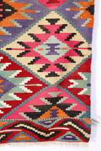 Lade das Bild in den Galerie-Viewer, Vintage Anatolian Kilim  115x186 cm .
