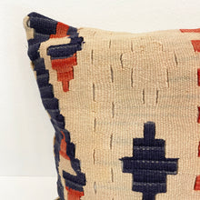 Lade das Bild in den Galerie-Viewer, Vintage Kilim Cushion

