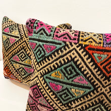 Lade das Bild in den Galerie-Viewer, Set of 2 Vintage Kilim Cushions

