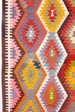 Lade das Bild in den Galerie-Viewer, Vintage Anatolian Kilim  174x250 cm .
