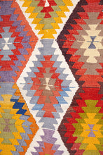 Lade das Bild in den Galerie-Viewer, Vintage Anatolian Kilim  174x250 cm .
