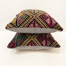 Lade das Bild in den Galerie-Viewer, Set of 2 Vintage Kilim Cushions
