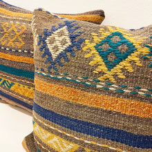 Lade das Bild in den Galerie-Viewer, Set of 2 Vintage Kilim Cushions
