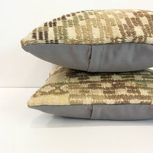 Lade das Bild in den Galerie-Viewer, Set of 2 Vintage Kilim Cushions
