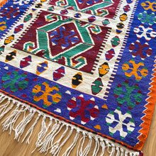 Lade das Bild in den Galerie-Viewer, Vintage Anatolian Kilim   100x115 cm .
