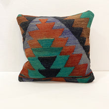 Lade das Bild in den Galerie-Viewer, Set of 2 Vintage Kilim Cushions
