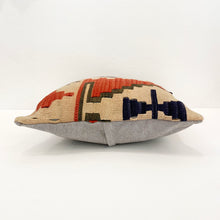 Lade das Bild in den Galerie-Viewer, Vintage Kilim Cushion
