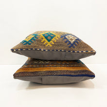 Lade das Bild in den Galerie-Viewer, Set of 2 Vintage Kilim Cushions
