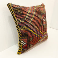 Lade das Bild in den Galerie-Viewer, Vintage Kilim Cushion
