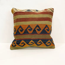 Lade das Bild in den Galerie-Viewer, Vintage Kilim Cushion
