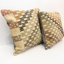 Lade das Bild in den Galerie-Viewer, Set of 2 Vintage Kilim Cushions

